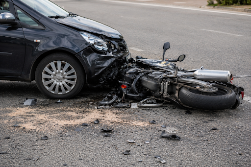 Spezialisiertes Motorrad-Gutachten und Zweirad-Schadengutachten Kollision zwischen Auto und Motorrad auf der Straße für ein Motorrad-Schadengutachten durch Kfz-Gutachter Sascha Grotheer